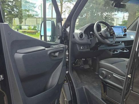 Used 2025 Mercedes-Benz Sprinter 2500 image 22