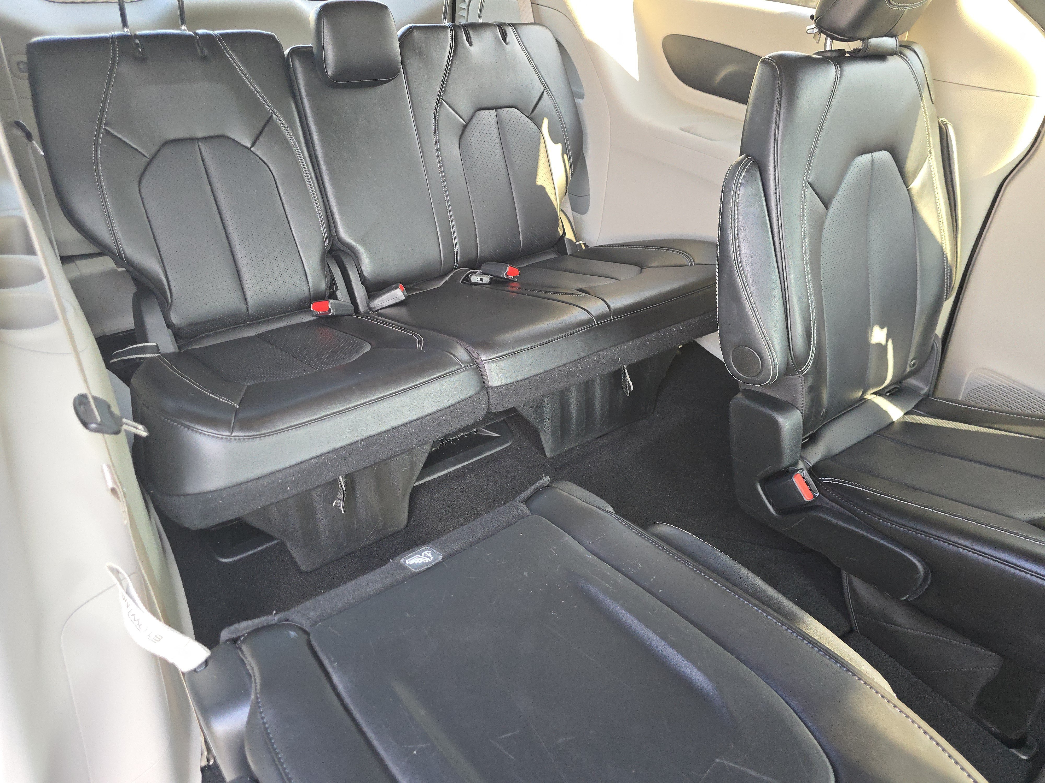 Used 2024 Chrysler Pacifica Touring-L FWD image 17