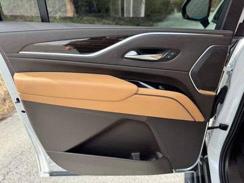 Used 2022 Cadillac Escalade ESV Premium Luxury image 13