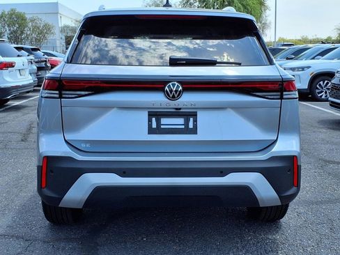 New 2025 Volkswagen Tiguan SE image 4
