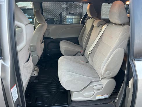 Used 2015 Toyota Sienna LE FWD image 11