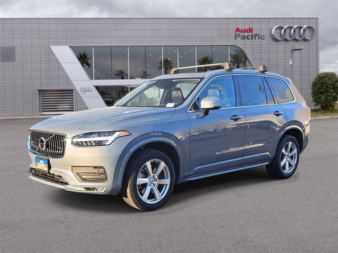 Used 2022 Volvo XC90 T5 Momentum image 1