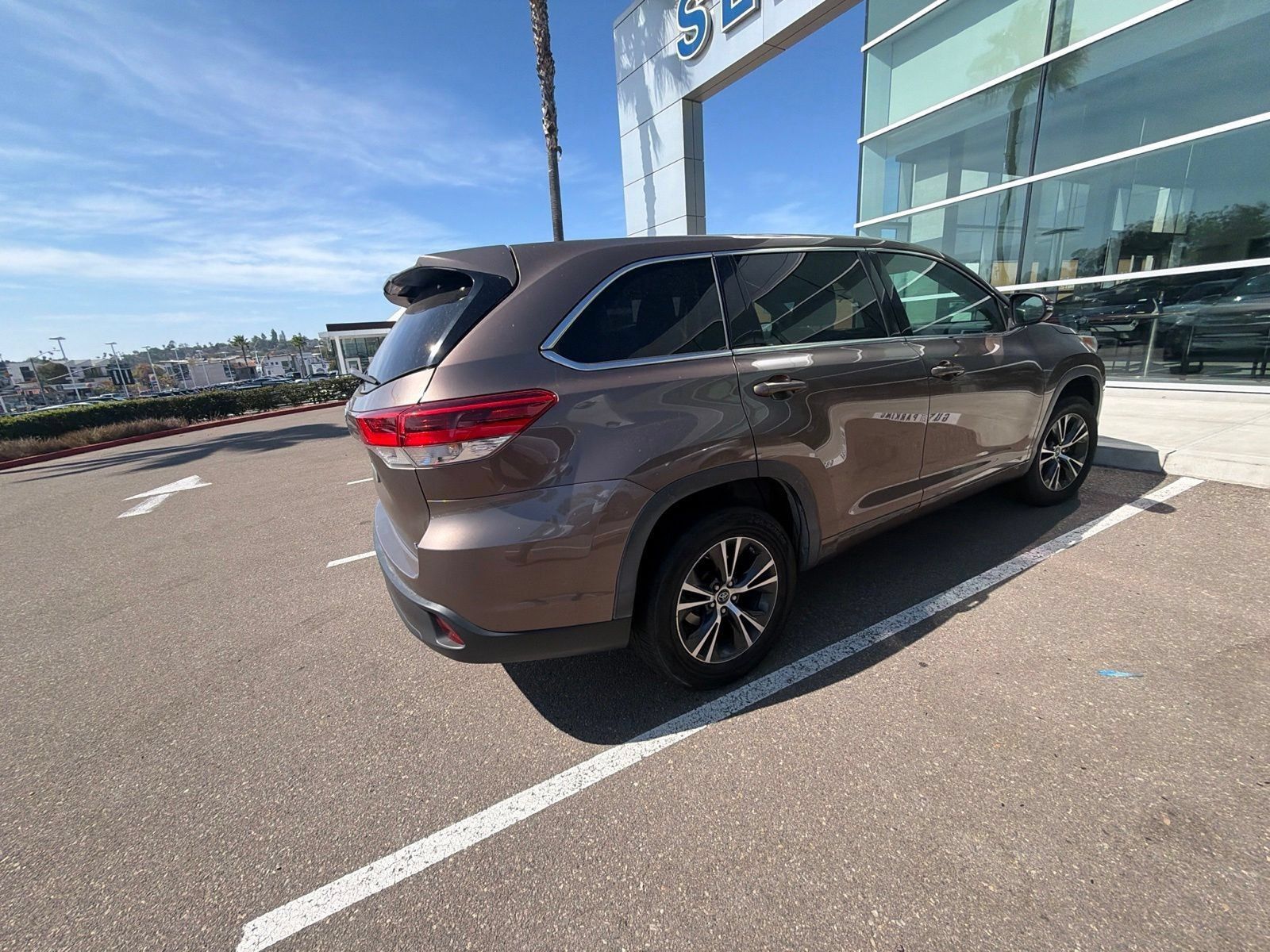 Used 2018 Toyota Highlander Plus w/ Carpet Mat Package (TMS) FWD image 9