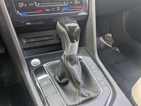 Used 2025 Volkswagen Taos SE image 16