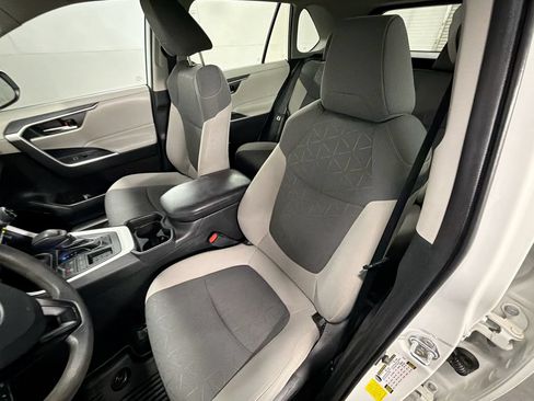 Used 2020 Toyota RAV4 XLE FWD image 18