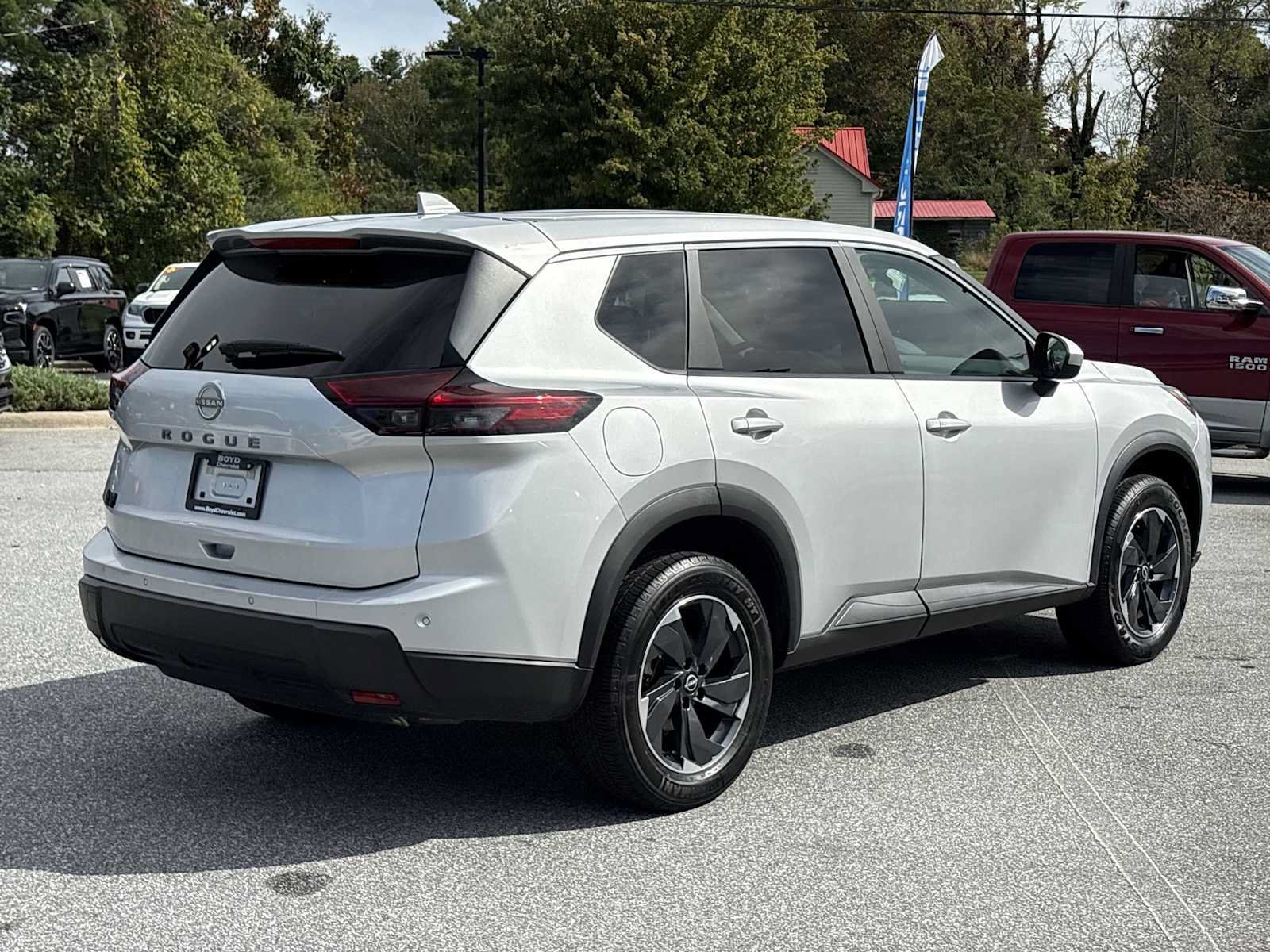 Used 2025 Nissan Rogue SV FWD image 6