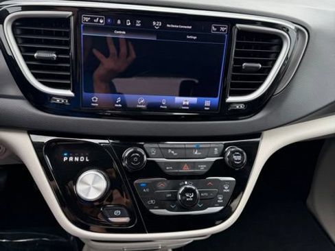 Used 2024 Chrysler Pacifica Touring-L FWD image 29