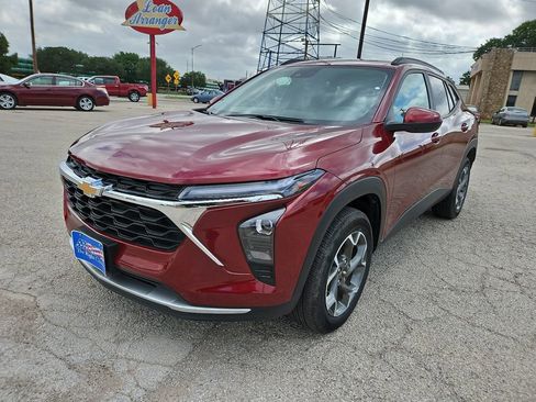 Used 2025 Chevrolet Trax LT FWD image 4