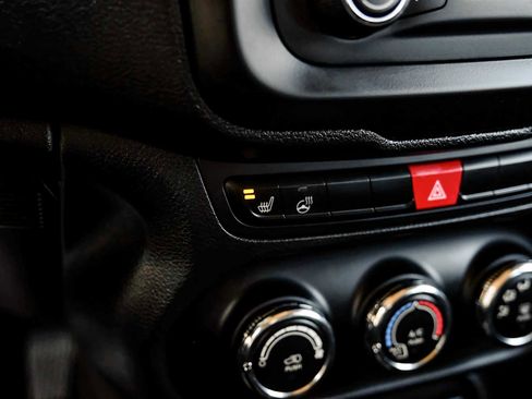 Used 2017 Jeep Renegade Latitude w/ Cold Weather Group image 18