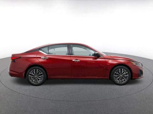 Used 2025 Nissan Altima 2.5 SV FWD image 14