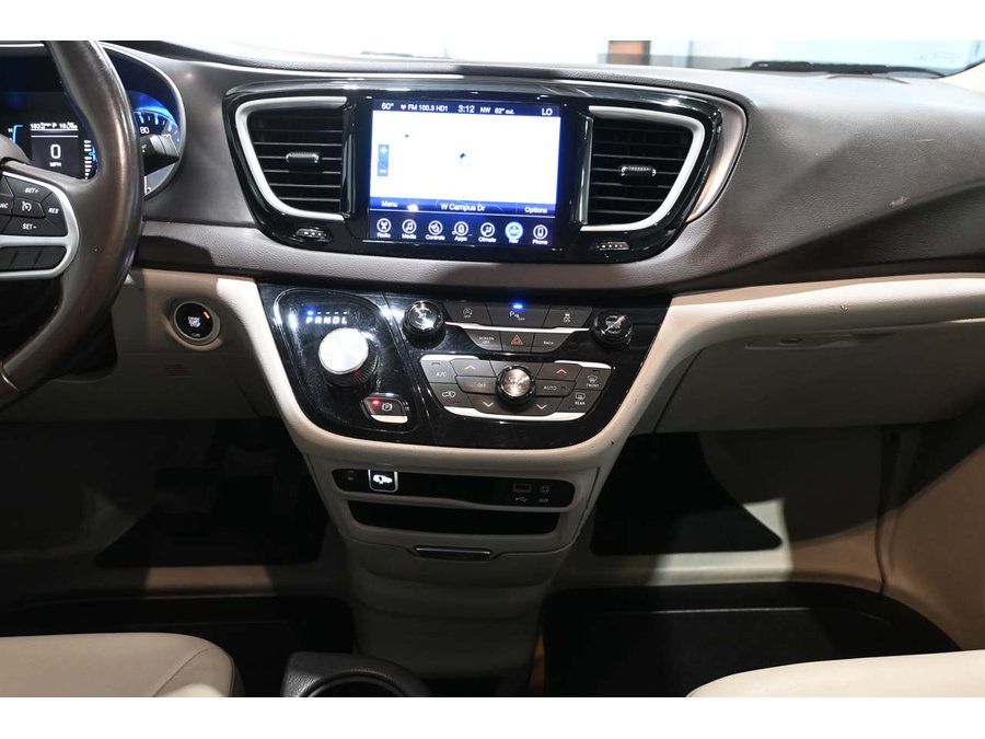 Used 2017 Chrysler Pacifica Touring-L FWD image 22