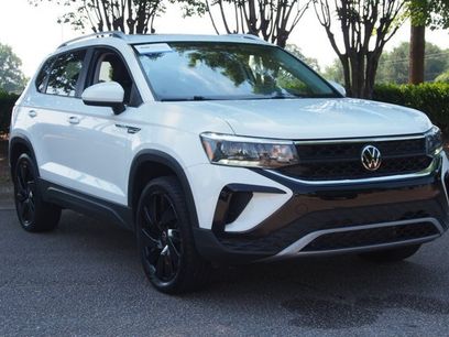 Used 2023 Volkswagen Taos SE w/ Panoramic Sunroof Package