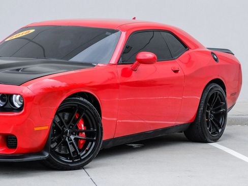 Used 2018 Dodge Challenger R/T w/ Driver Convenience Group RWD image 8