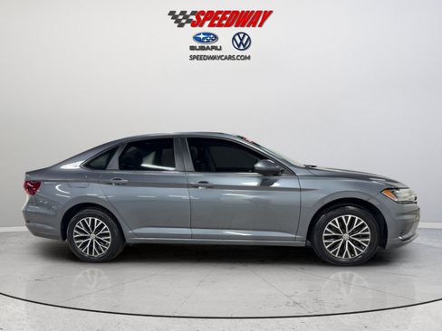 Used 2019 Volkswagen Jetta SE w/ Cold Weather Package FWD image 4