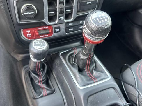 Used 2018 Jeep Wrangler Unlimited Rubicon AWD/4WD image 23