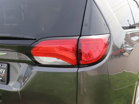 Used 2018 Chrysler Pacifica Touring-L Plus FWD image 33