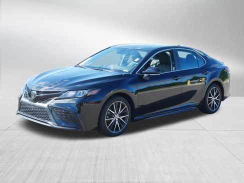 Used 2023 Toyota Camry SE FWD image 3