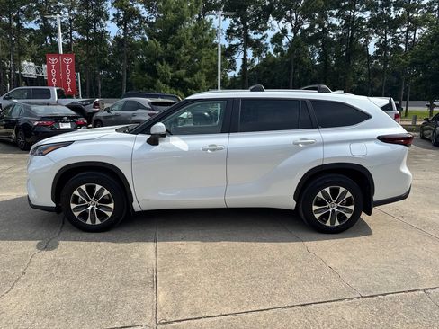 Used 2026 Toyota Highlander XLE AWD/4WD image 2
