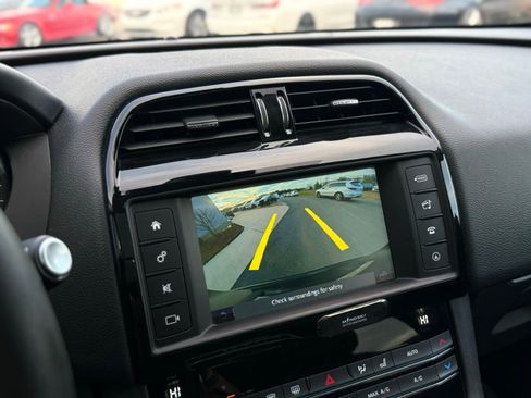 Used 2018 Jaguar F-PACE Premium image 31