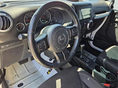 Used 2015 Jeep Wrangler Unlimited Rubicon w/ Connectivity Group AWD/4WD image 11