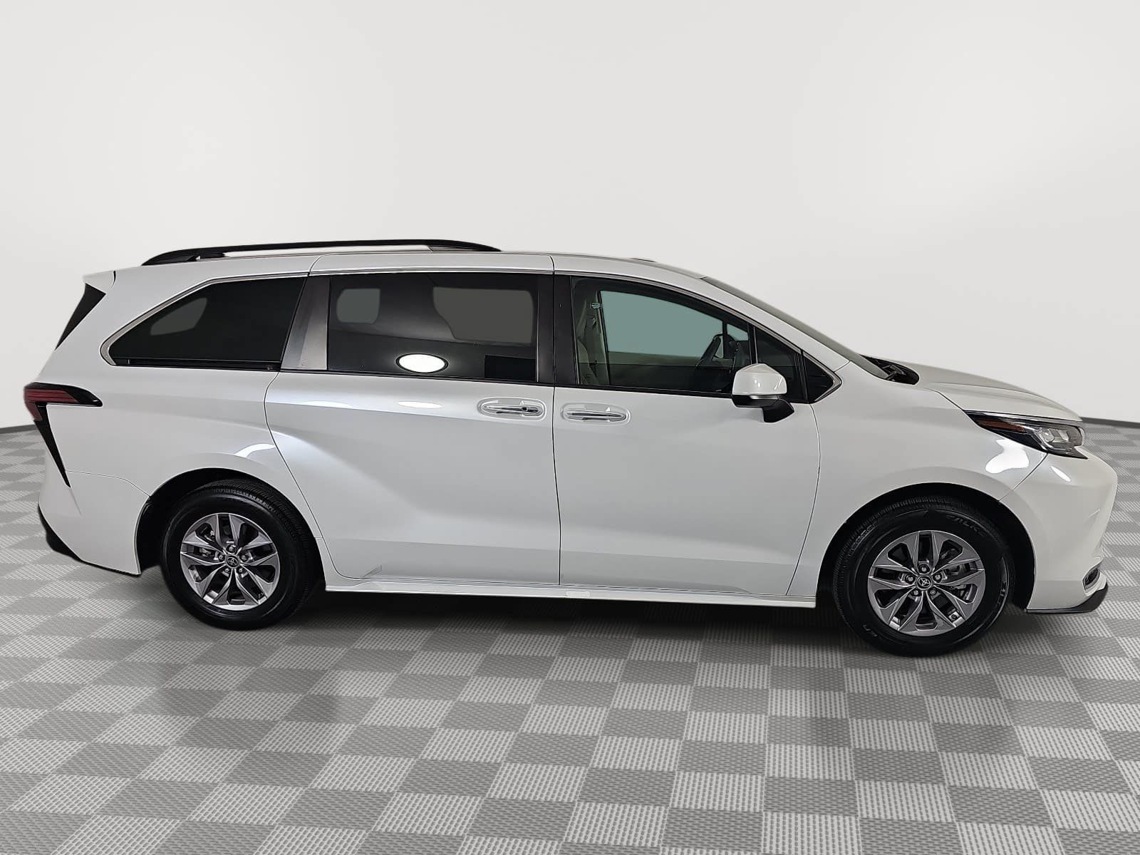 Used 2022 Toyota Sienna XLE FWD image 9