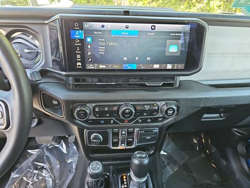 Used 2024 Jeep Wrangler Unlimited w/ Convenience Group AWD/4WD image 19