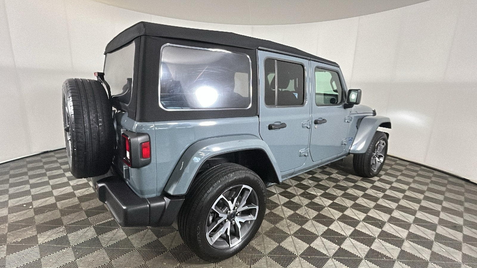 Used 2024 Jeep Wrangler Unlimited AWD/4WD image 3