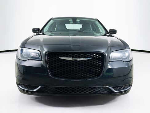 Used 2019 Chrysler 300 Touring w/ Sport Appearance Package image 2