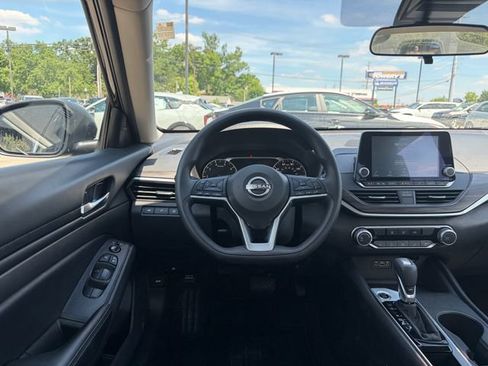 Used 2025 Nissan Altima 2.5 SV FWD image 3