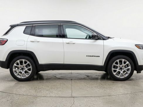 Used 2025 Jeep Compass Limited image 11