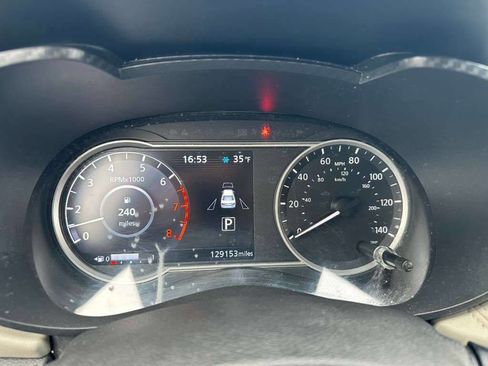 Used 2020 Nissan Versa SV FWD image 13
