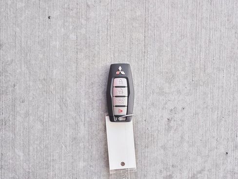 Used 2025 Mitsubishi Outlander SE image 54