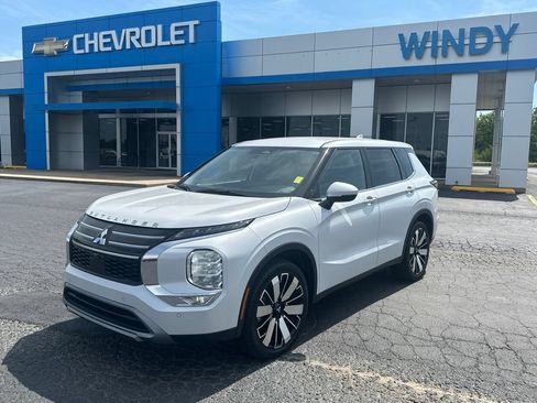 Used 2025 Mitsubishi Outlander SE FWD image 2