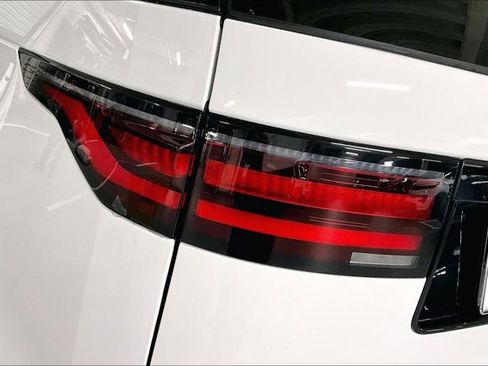 Certified 2025 Land Rover Discovery S image 29