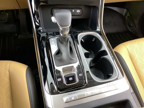 Used 2024 Kia Carnival EX image 16