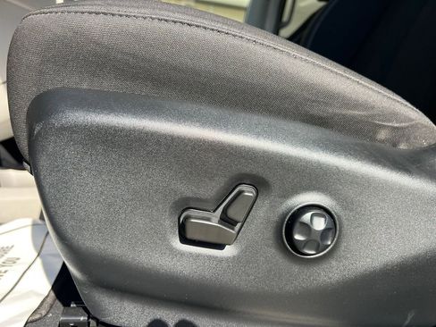 Used 2022 Chrysler Voyager LX image 15