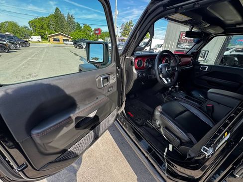 Used 2023 Jeep Wrangler Unlimited Rubicon w/ Cold Weather Group AWD/4WD image 10