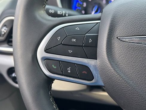 Used 2024 Chrysler Pacifica Touring-L image 41