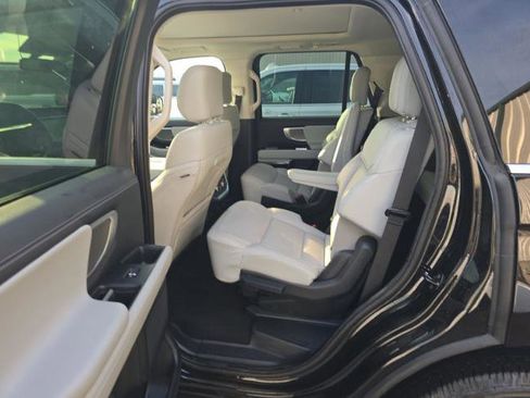 Used 2025 Ford Expedition Platinum image 10