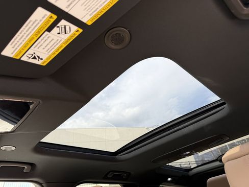 New 2026 Land Rover Discovery Dynamic SE image 10