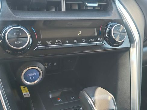 Used 2021 Toyota Venza LE AWD/4WD image 24