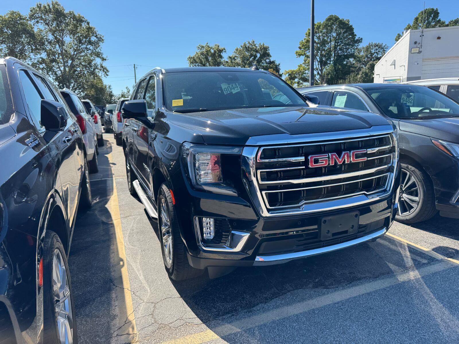 Used 2024 GMC Yukon SLT w/ SLT Luxury Package AWD/4WD image 8