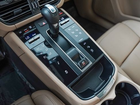 Certified 2024 Porsche Macan AWD/4WD image 20