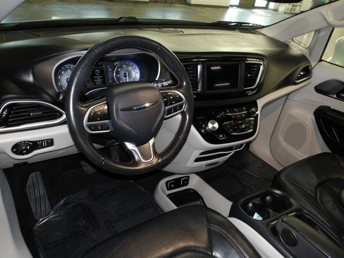 Used 2020 Chrysler Pacifica Touring-L FWD image 9