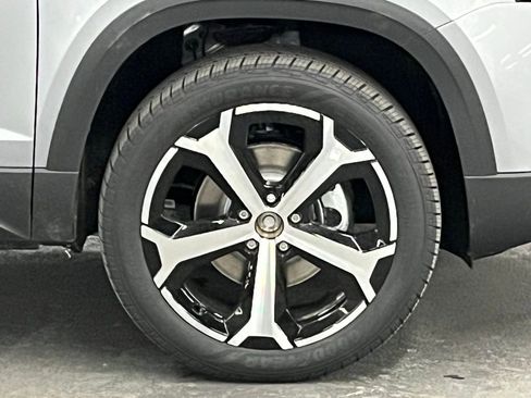 New 2025 Volkswagen Taos SEL image 39