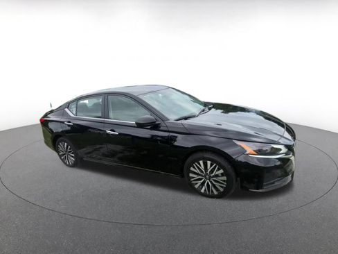 Used 2025 Nissan Altima 2.5 SV FWD image 3
