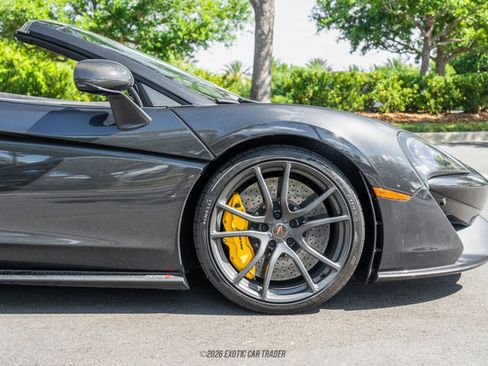 Used 2018 McLaren 570S Spider image 9