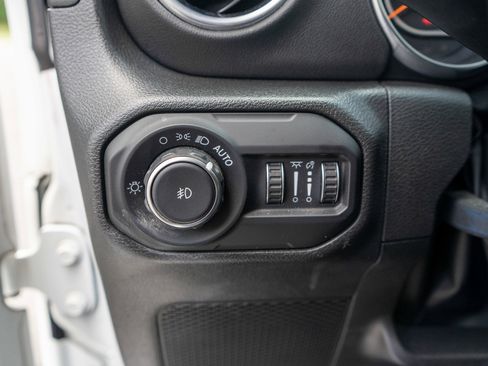 Used 2022 Jeep Wrangler Unlimited Sahara w/ LED Lighting Group AWD/4WD image 16