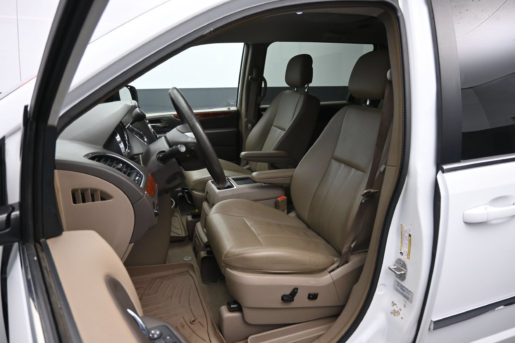 Used 2016 Chrysler Town & Country Touring FWD image 19