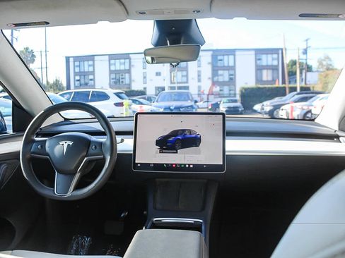 Used 2025 Tesla Model Y Long Range RWD image 12